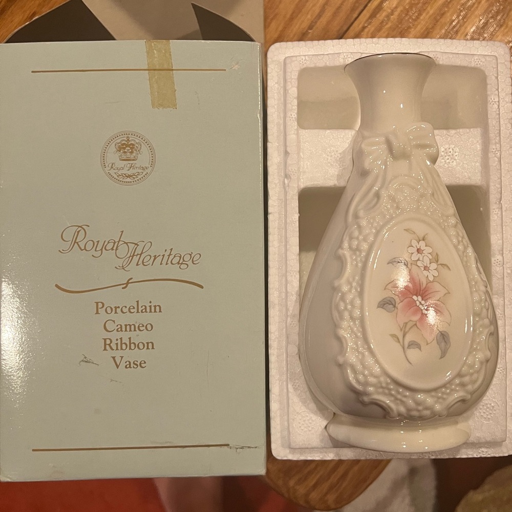 Vintage Royal Heritage Porcelain Cameo Ribbon Vase - Picture 2 of 5
